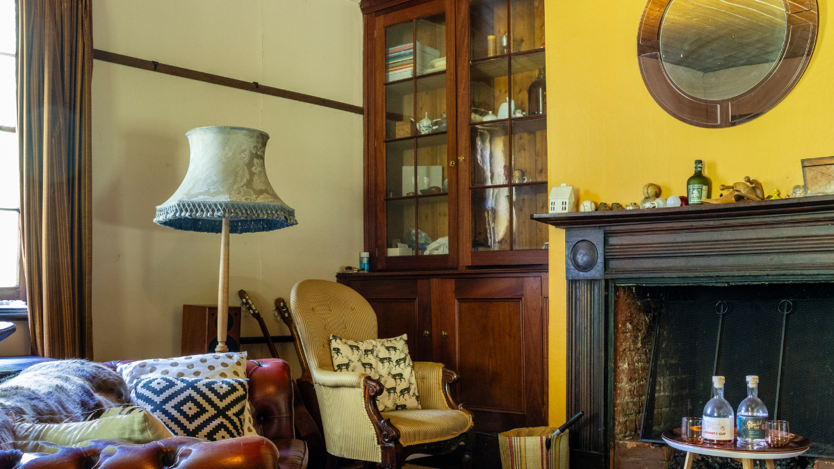 Livingroom with beige and brown accents